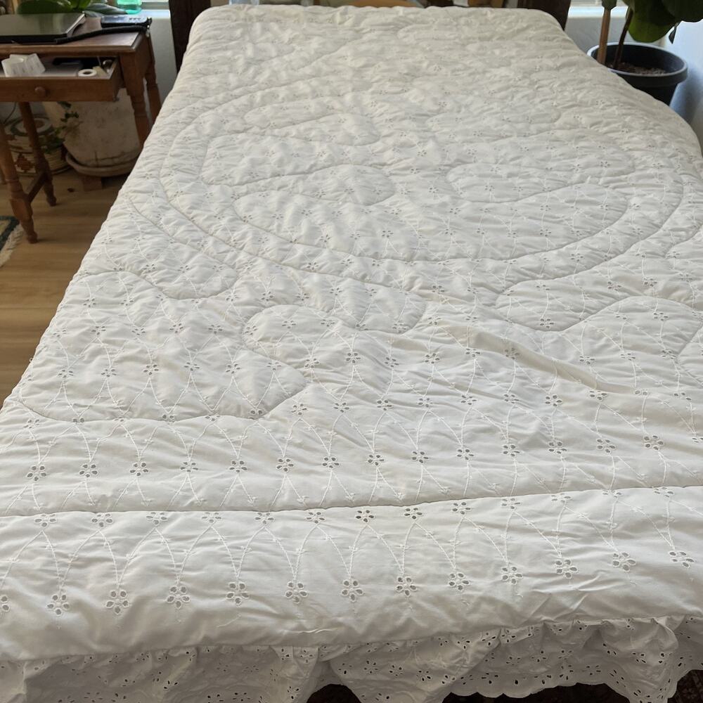 Vtg Sears Full Comforter White Eyelet Quilt Floral Embroidery Scallop Lace